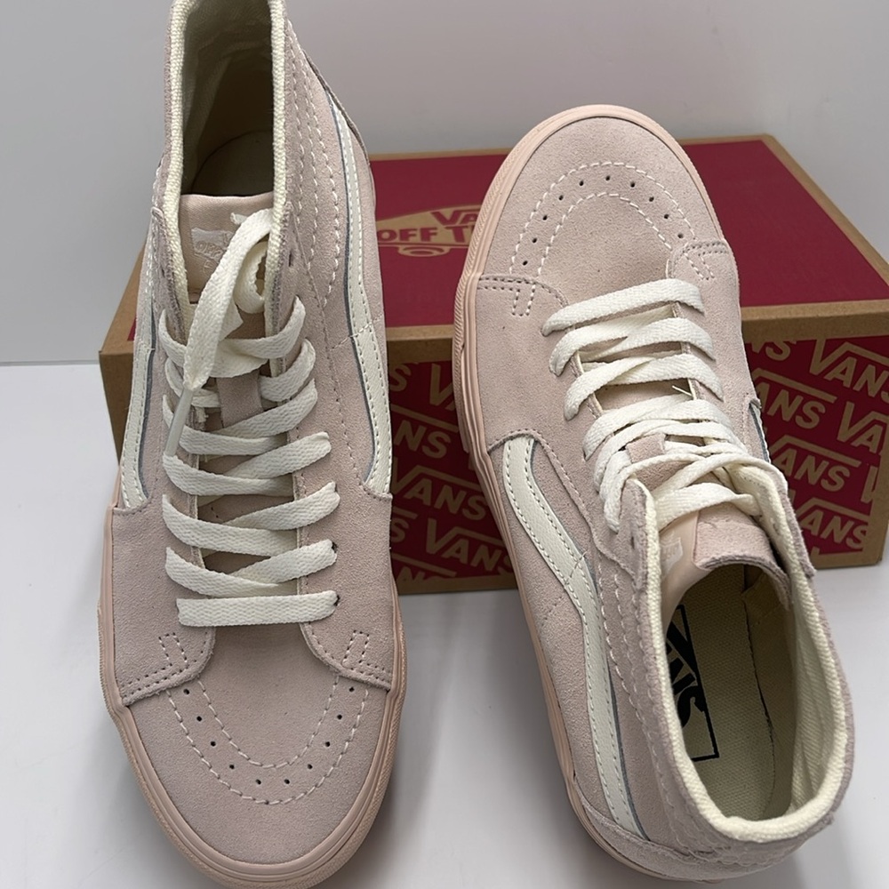 Vans WMNS Sk8-Hi Tapered Stacked Suede Shell
VN0A5JMKBXO
Platforms Sneakers - Picture 12 of 16